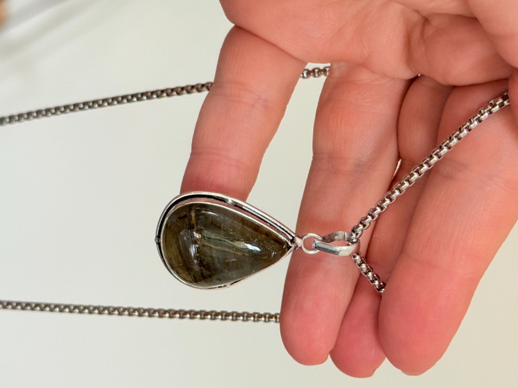 Catenine: Collier avec pendentif labradorite forme goutte – Nuovo e nell'imballaggio originale da Genève venduto da AGBERG 1