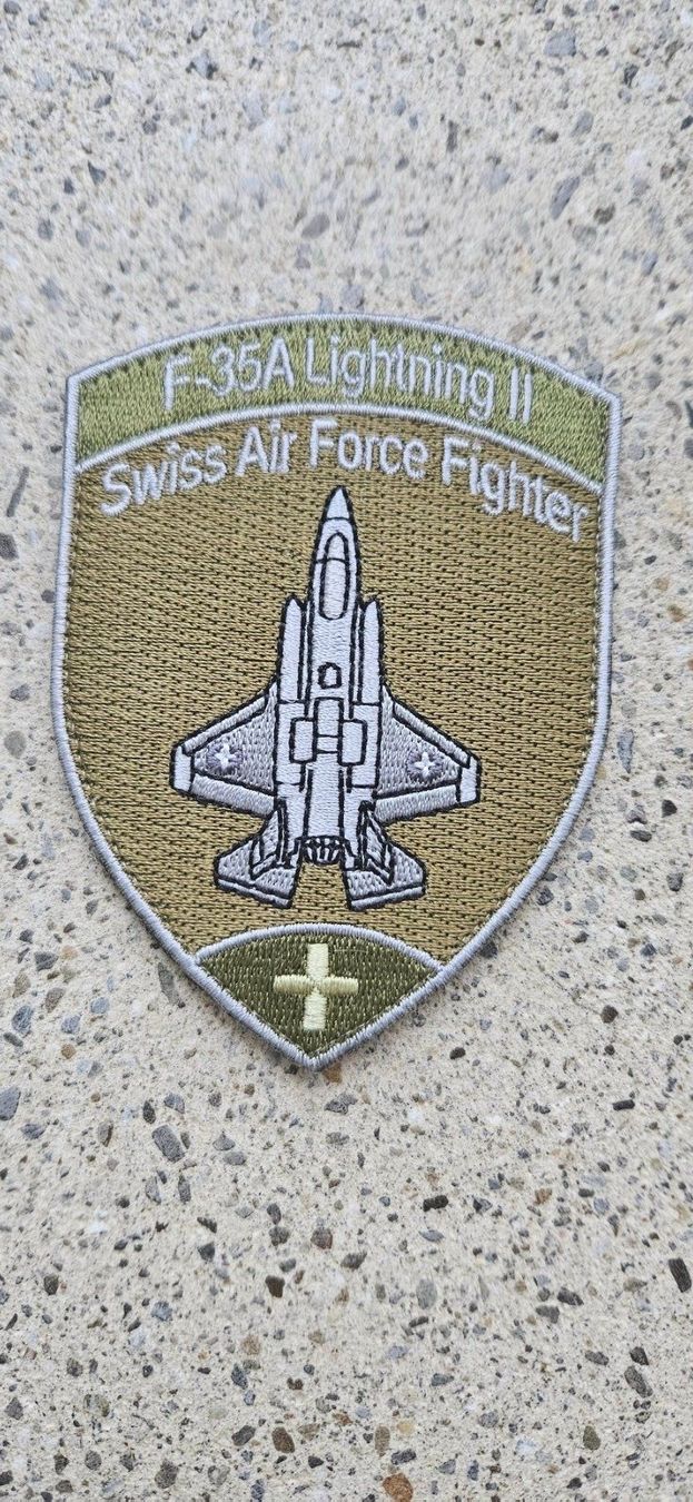 Schweizer Armee Plaketten & Abzeichen: *** Badge Luftwaffe F35 mit klett *** – Neu und originalverpackt aus Riedholz von fr_sIruP