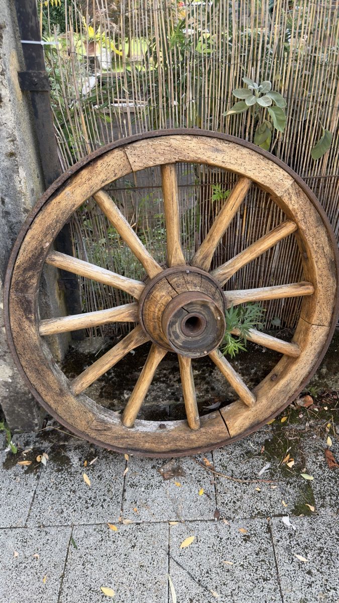 Carrozze: Antikes Wagenrad Holz Eisen   – Usato da Thunstetten venduto da Specht71