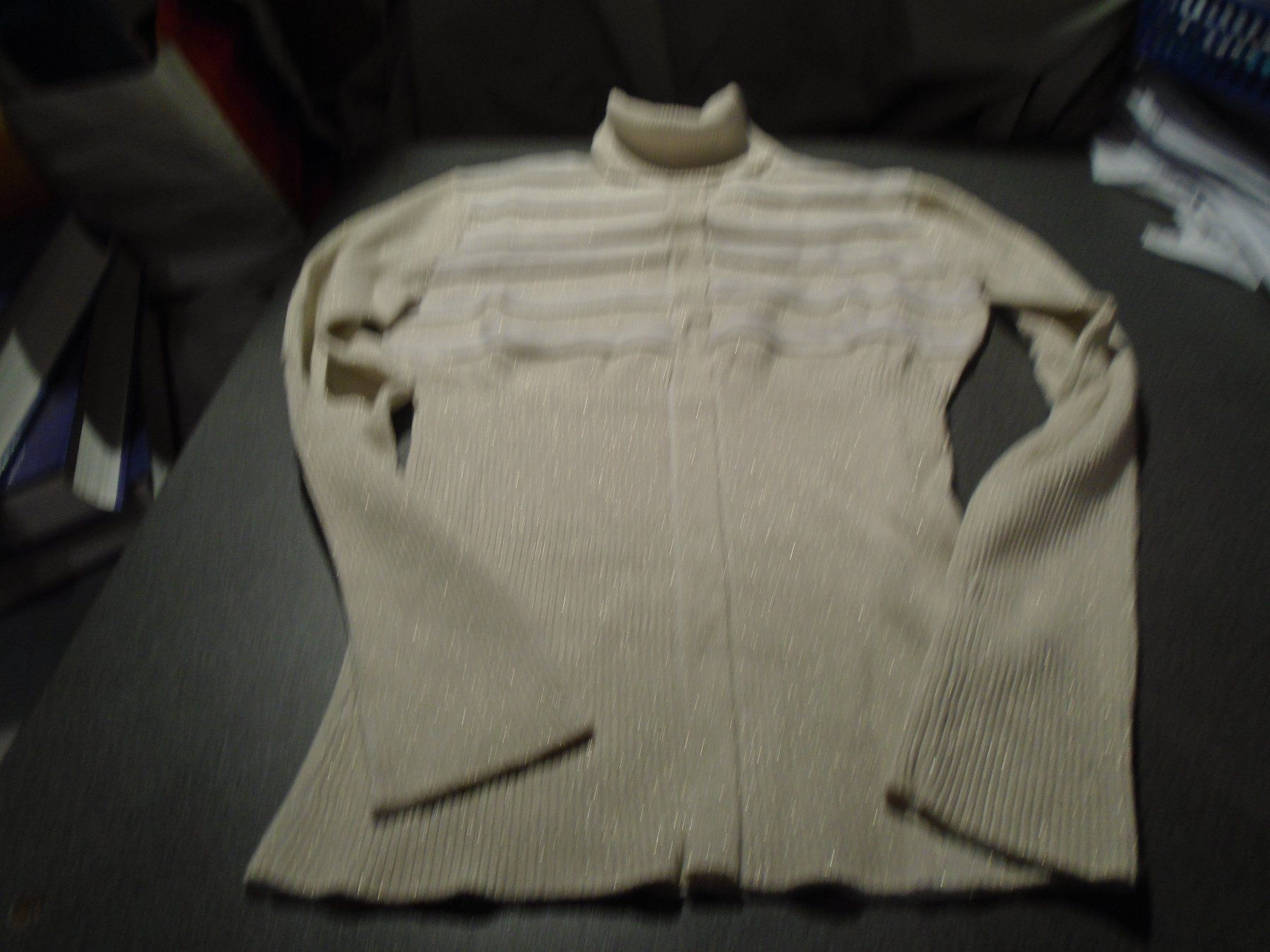 Pullover & Sweatshirts: Rollkragenpullover ca. Grösse S, weiss/goldfarbig – Gebraucht aus Zürich von abraxas1291
