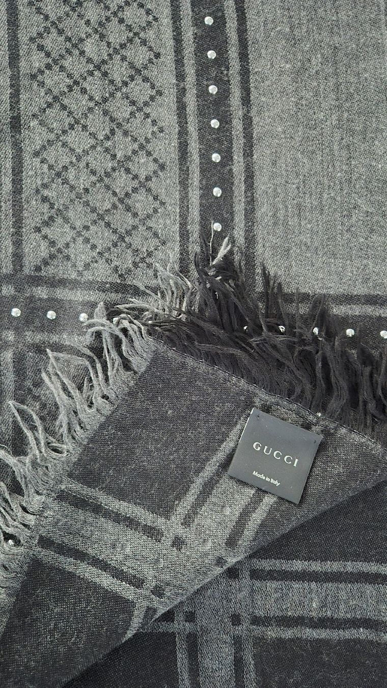 Gucci Foulard & Sciarpe: Gucci Tuch mit Studs – Usato da Oberentfelden venduto da Principessa75 1