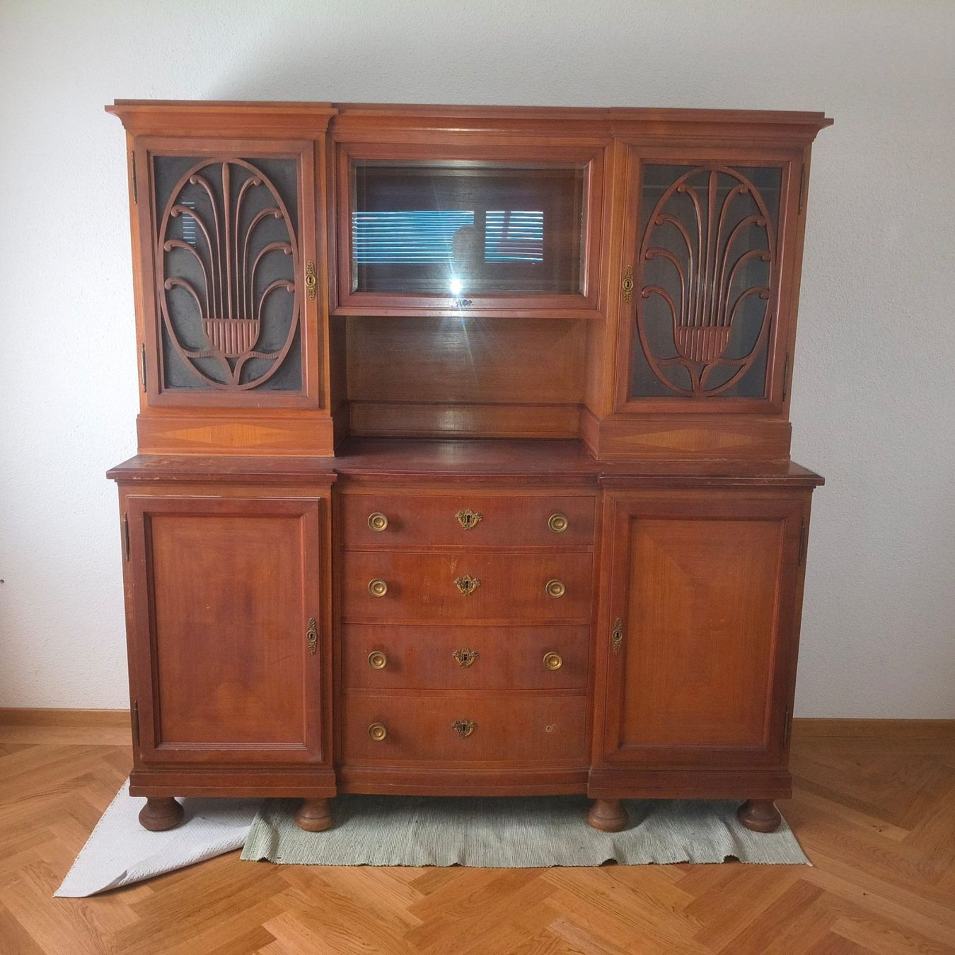 Credenze: Buffetvitrine mit Schnitzereien Vintage Möbel – Usato da Sigriswil venduto da Ginasammeln