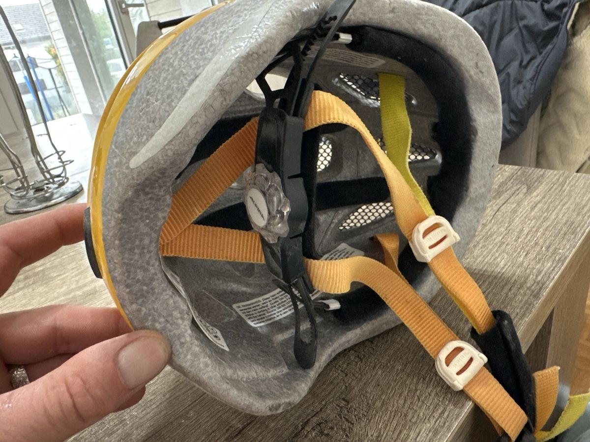 Caschi: Kinder velohelm  – Usato da Flumenthal venduto da Manuel18111 2