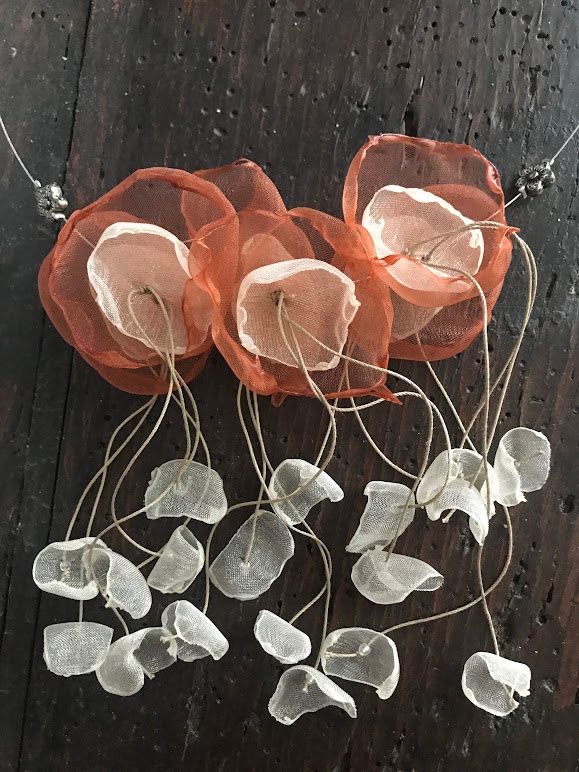 Catenine: Collana con fiori stoffa – Usato da Breganzona venduto da mas_tv72 2