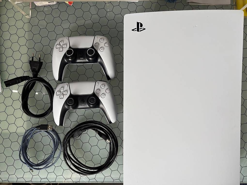 Console: PlayStation 5 Digital Edition inkl. 2 Controller – Usato da Basel venduto da LH_01