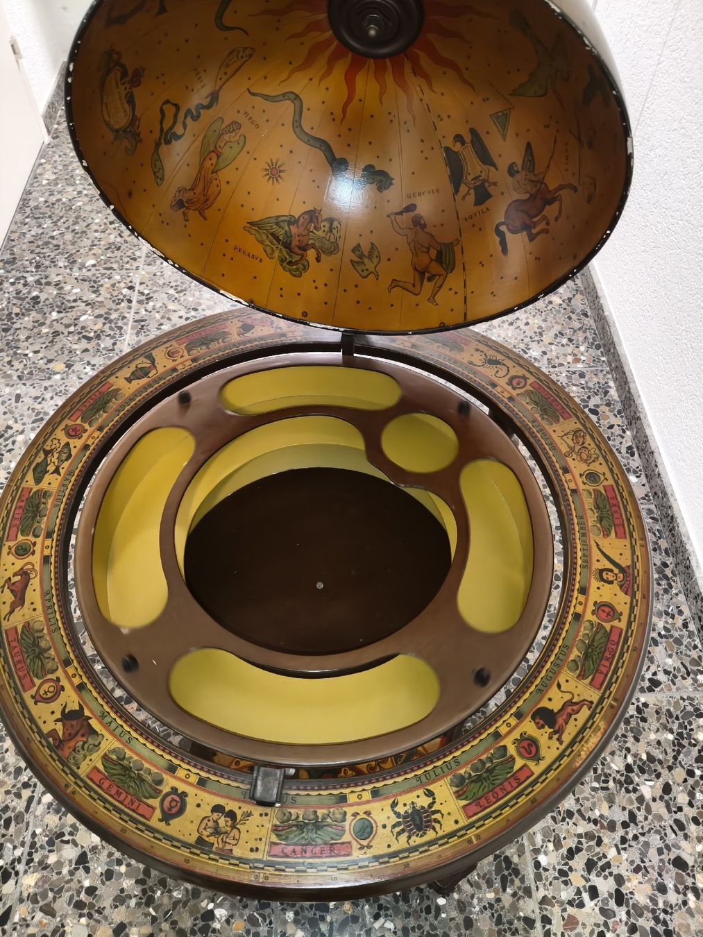 Sonstige Dekorationen & Accessoires: Vintage Zodiac Globe Bar / Globusbar – Gebraucht aus Baar von ale_cj6f 4
