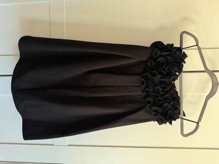 Schwarzes trägerloses Kleid