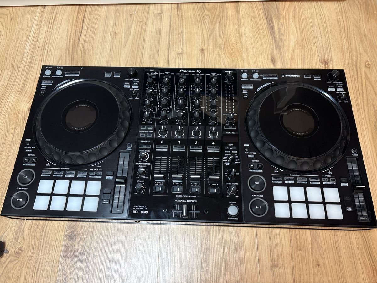 Pioneer Console di mixaggio: DDJ 1000 4-Kanal-DJ-Performance-Controller inkl Abdeckung – Usato da Wallisellen venduto da Bkiko