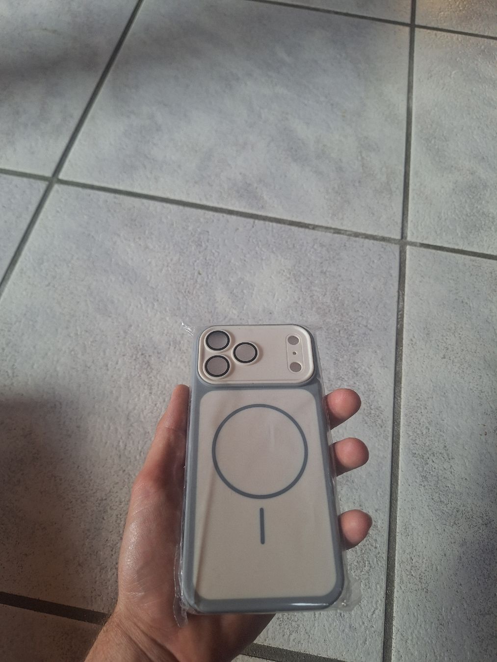 Apple Cover & Protezioni schermo: Iphone 17 Pro Max Magsafe Hülle grau – Nuovo e nell'imballaggio originale da Luven venduto da sven.caderas