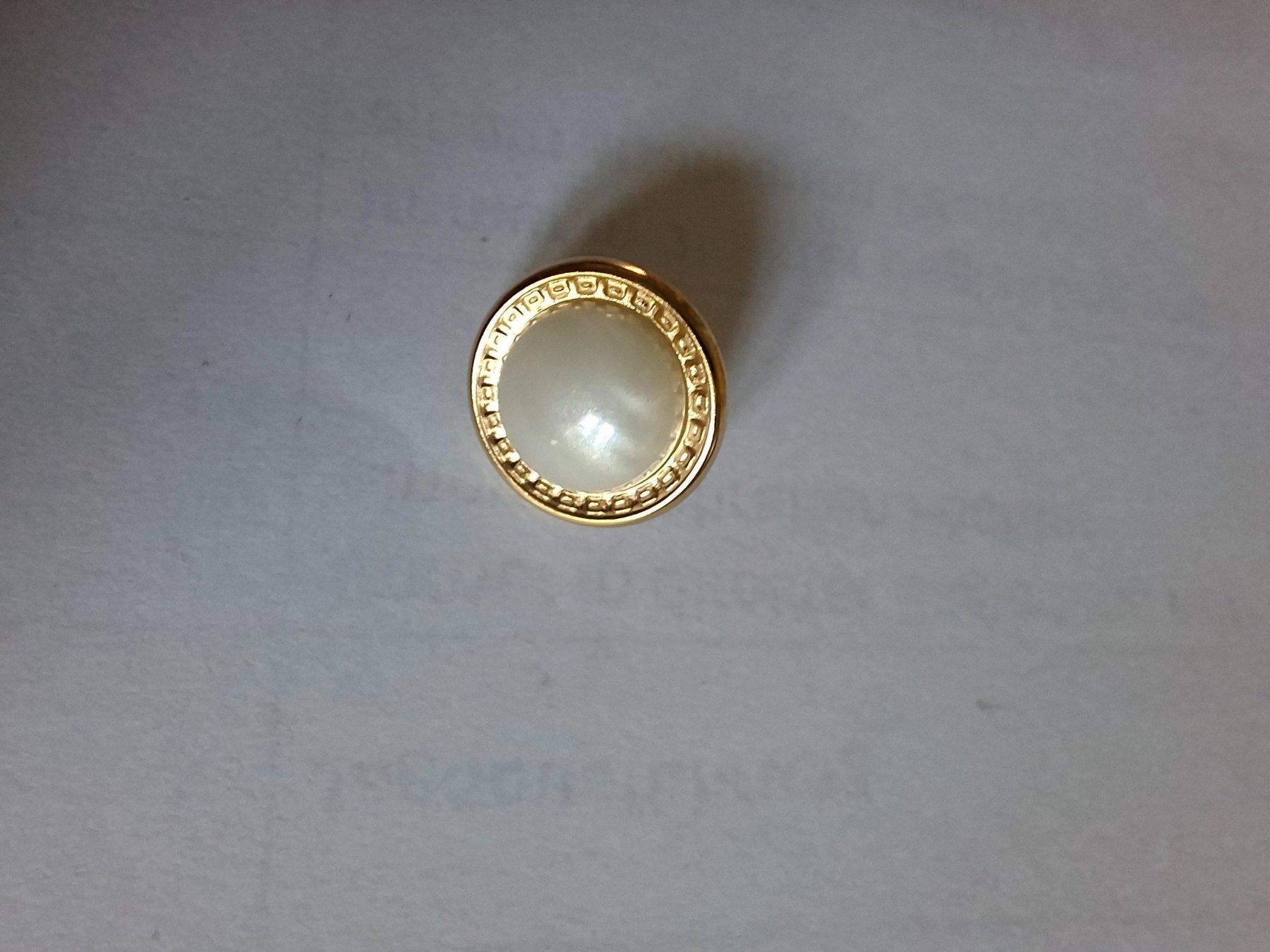 Bottoni: goldener Kunststoff Knopf mit Perle – Nuovo e nell'imballaggio originale da Grabs venduto da Windancer