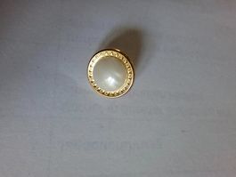 goldener Kunststoff Knopf mit Perle