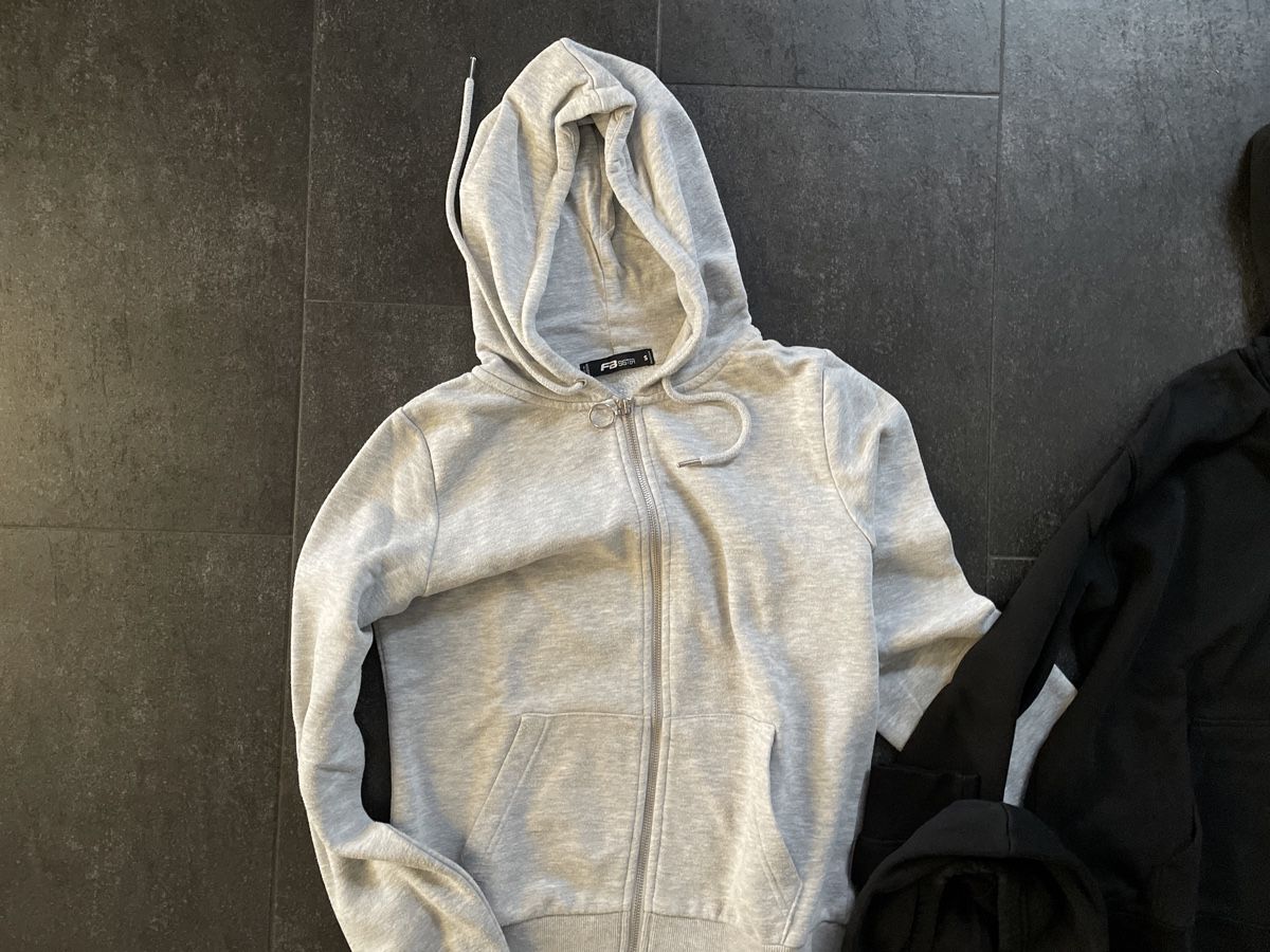 Maglioni & Felpe: 3 Kapuzenpullover Gr. XS - S Herbst Style – Usato da Bettlach venduto da A-M 2