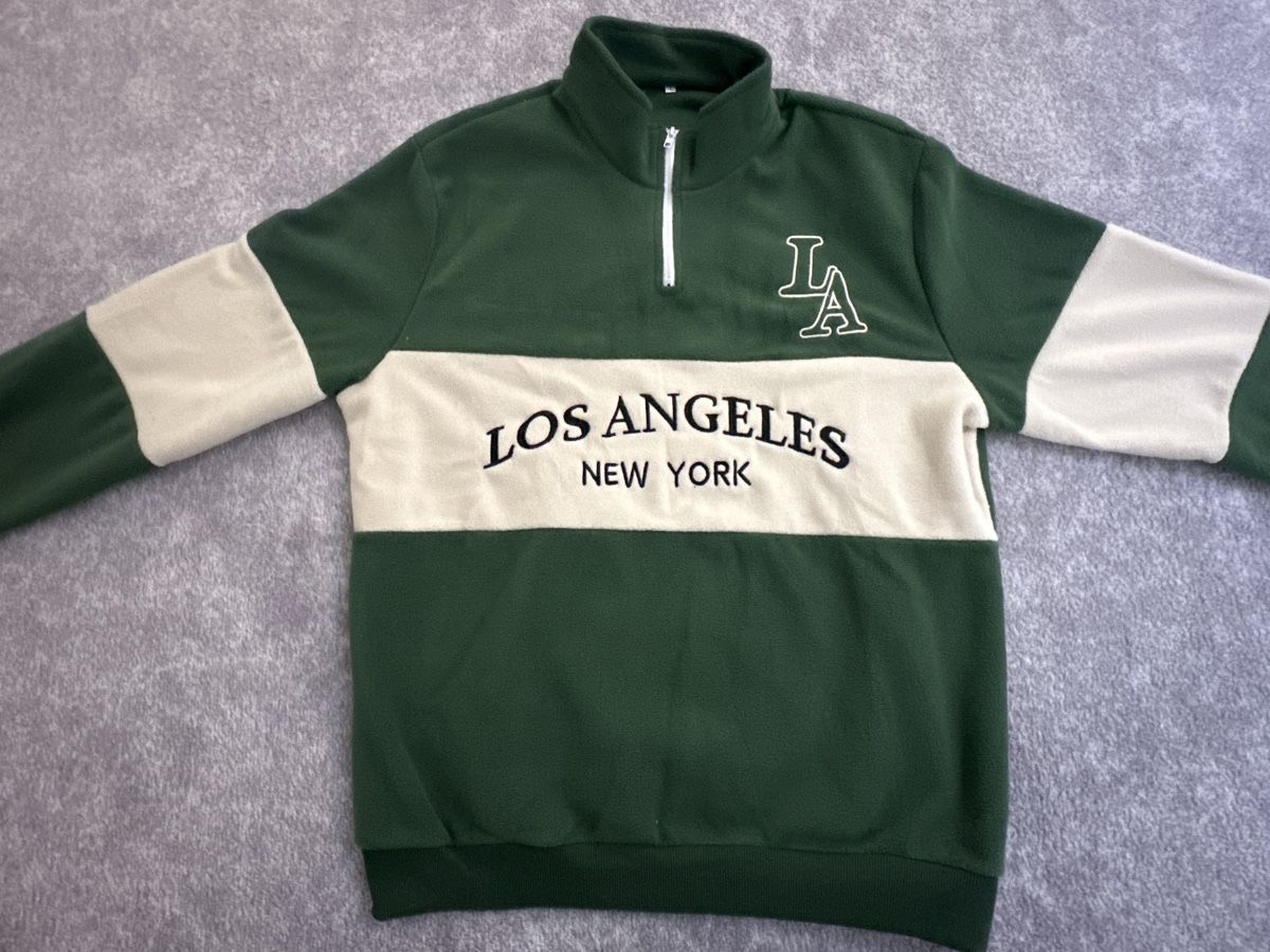 Maglioni & Felpe: Warmer Fleece Pullover mit LA Stickerei, Grösse L – Nuovo (secondo la descrizione) da Solothurn venduto da Ib1a