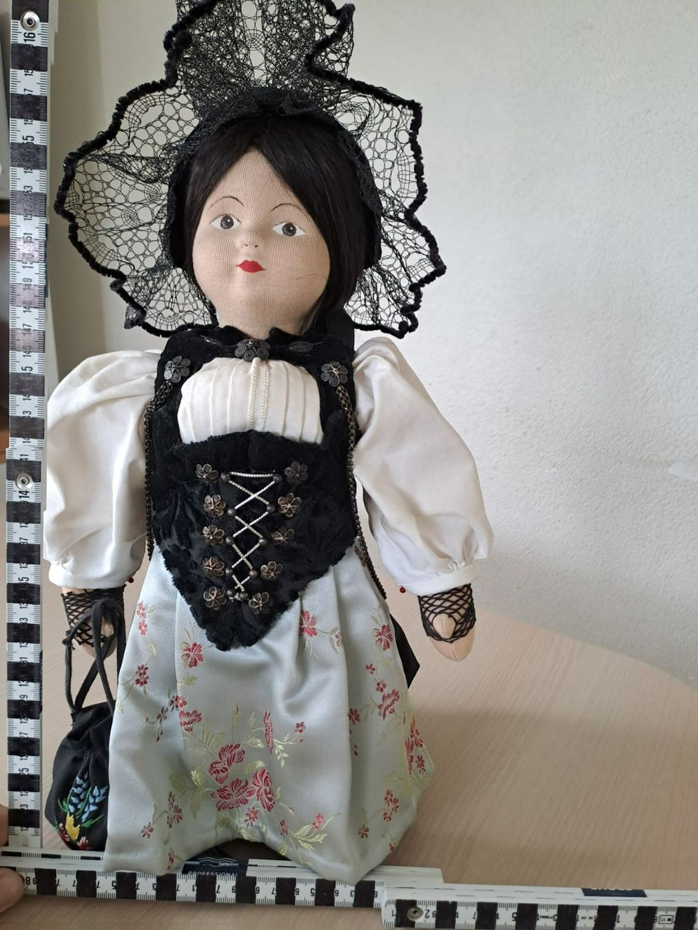 Puppen: Berner Trachtenpuppe – Gebraucht aus Aadorf von Stampeders 5