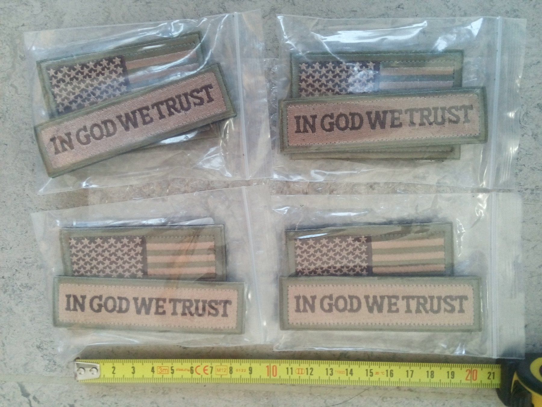Toppe: US-Army; <Auf Gott vertrauen wir>, Patch 2er Set mit Klett – Nuovo e nell'imballaggio originale da Igis venduto da lebi