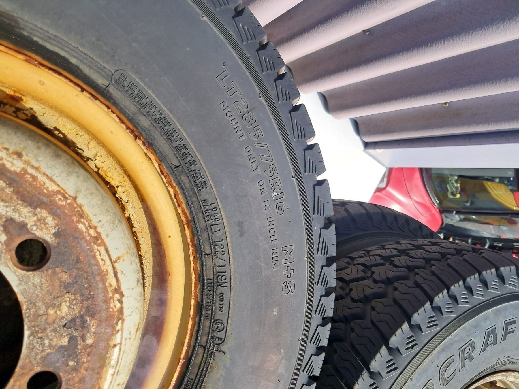 Aebi Pneumatici & Ruote complete: Kompletträder 285/75R16 – Usato da Meiringen venduto da LMMLandmaschinenGmbH 1