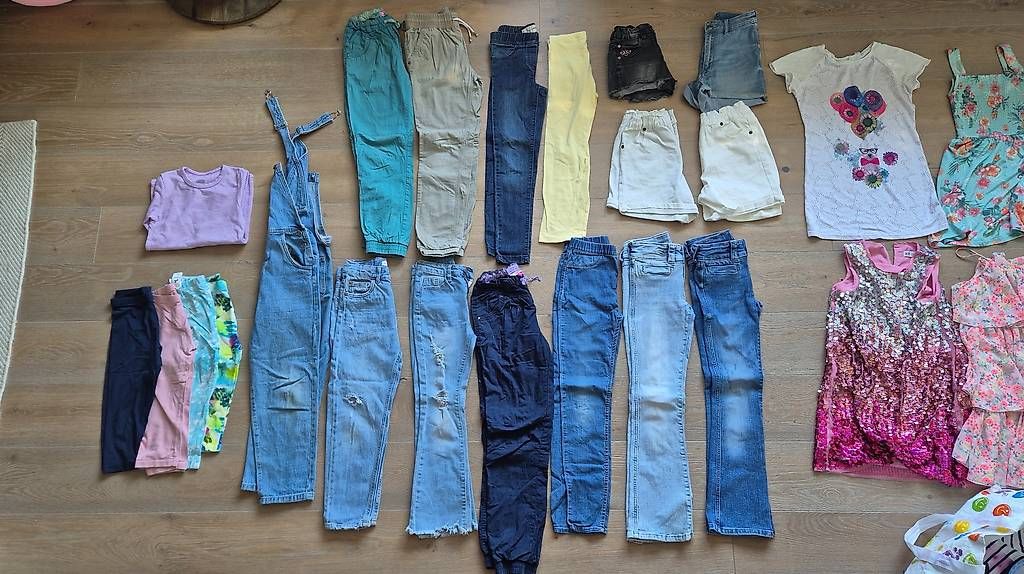 Lotti & Set di vestiti: Viele verschieden Kleider Gr. 134/140 – Usato da Hagneck venduto da Excite3 1