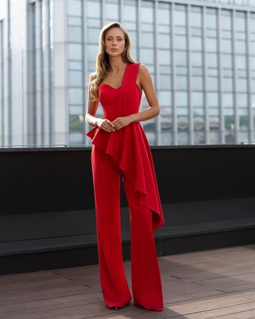 Eleganter roter Hosenanzug mit Schößchen – neu, nie getragen