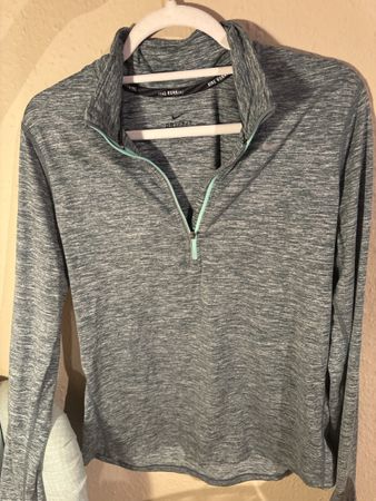 Pull Sport Nike femme taille M très bon état 