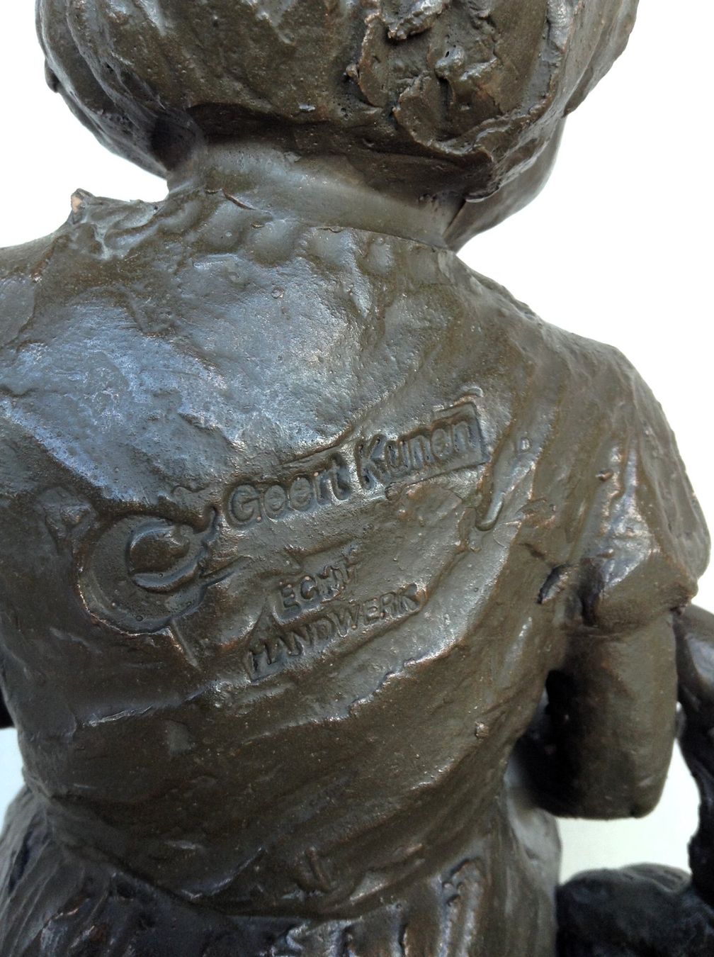 Skulpturen & Statuen: Keramik Skulptur bronziert, strickendes Mädchen mit Katze – Gebraucht aus Alpnach Dorf von MZ001 3
