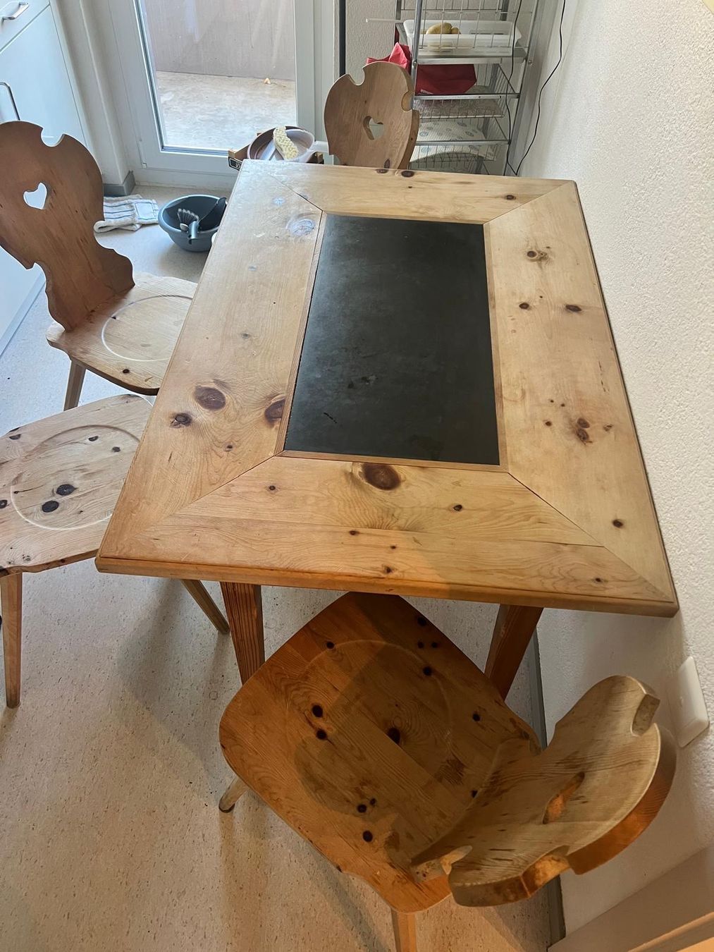 Tavoli: Tisch mit 4 Stabellenstühlen massiv – Usato da Deitingen venduto da Dobru