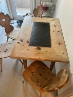 Tisch mit 4 Stabellenstühlen massiv