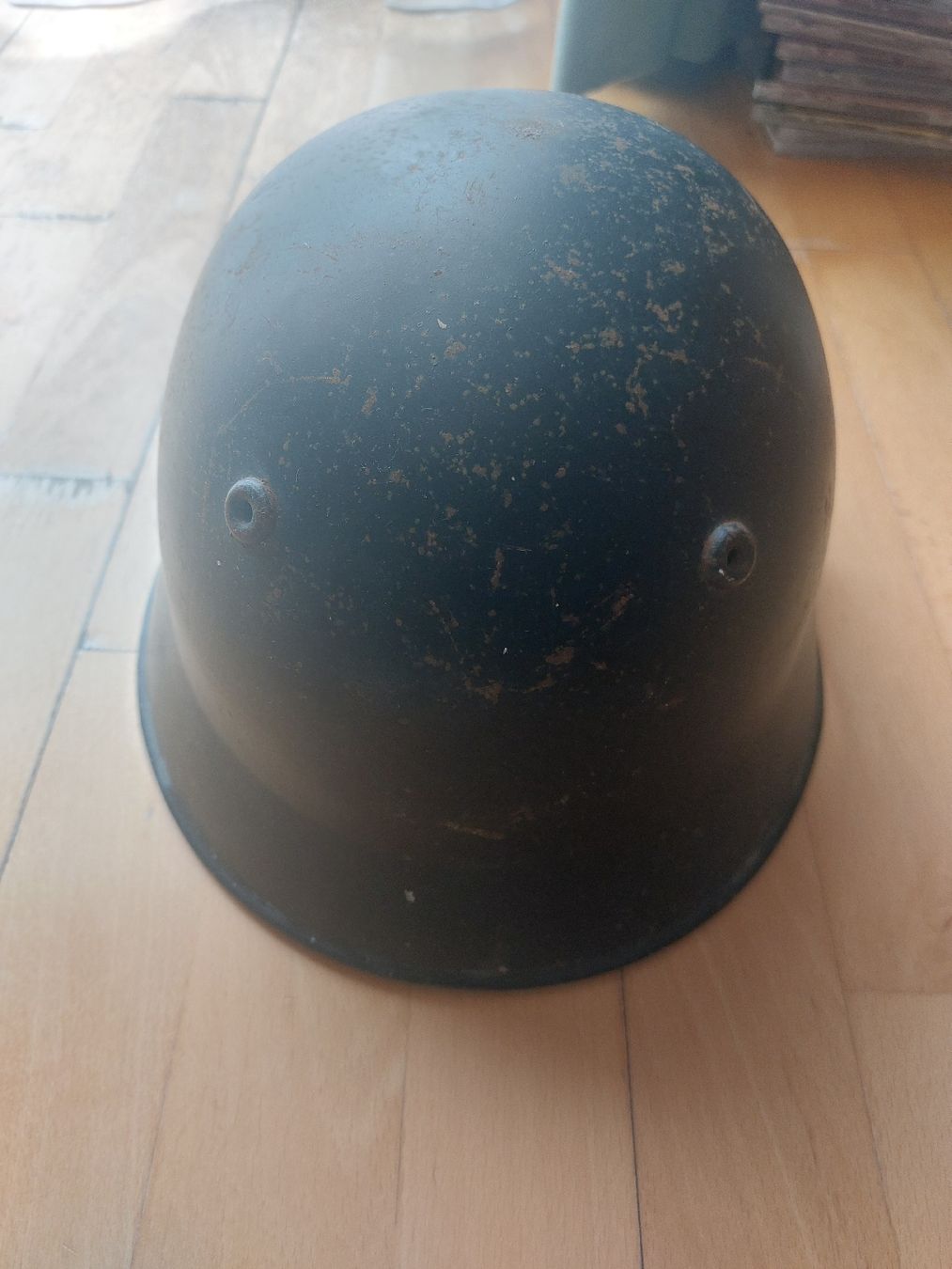 Schweizer Armee Antike Kleidung & Accessoires: Uralter Millitärhelm – Gebraucht aus Landquart von Cedes 1