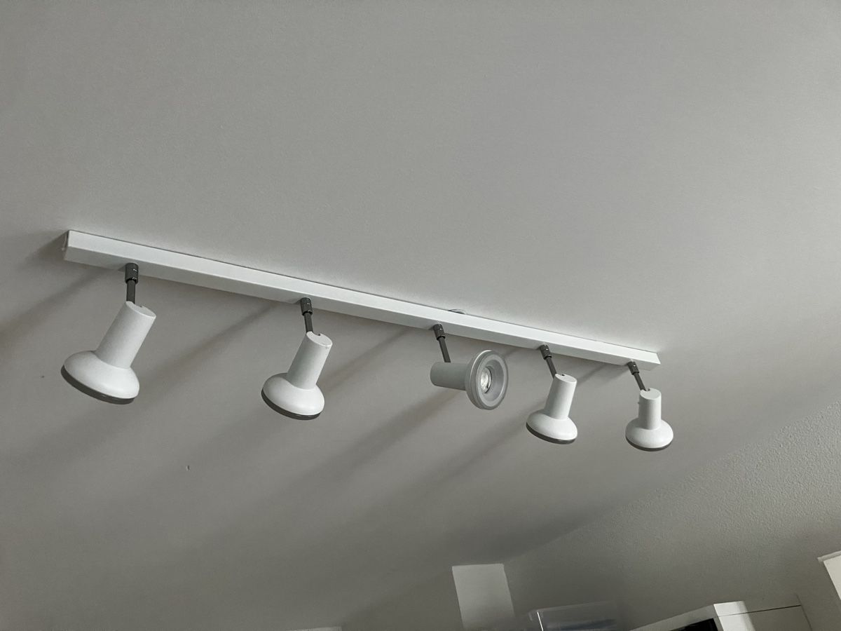 Ikea Lampadari & plafoniere: Deckenspot mit 5 Leuchten weiss Metall gebraucht – Usato da Niederhasli venduto da Jolaos 1