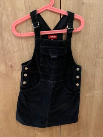 schwarzes Jeanskleid mit verstellbaren Trägern, Größe 104