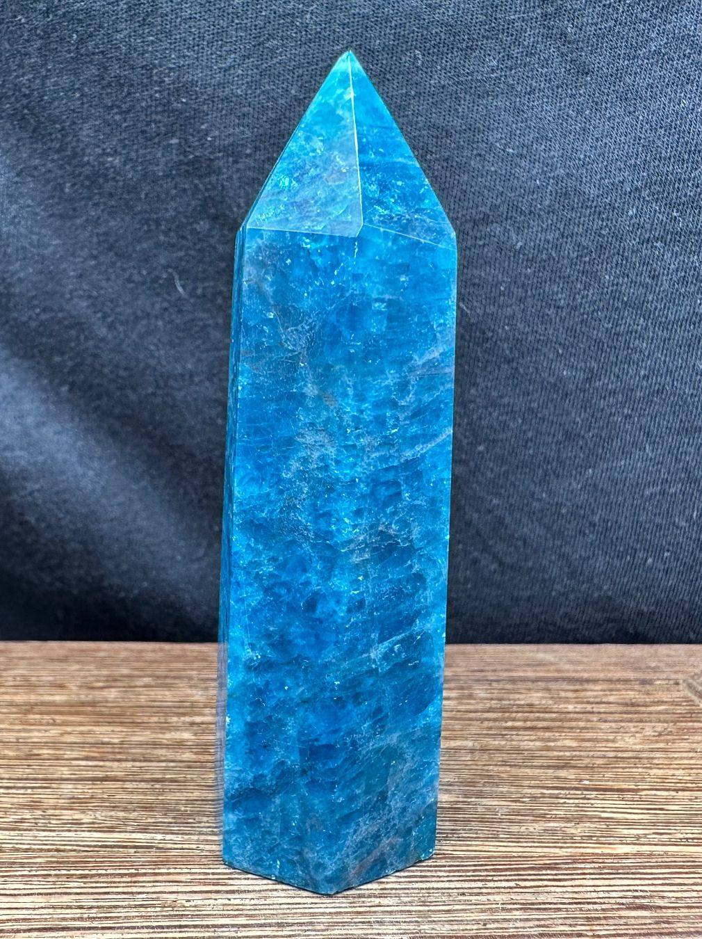 Minerali & Pietre curative: Blauer Apatit Obelisk, Turm, Spitze – Nuovo e nell'imballaggio originale da Männedorf venduto da Handschmeichler 1