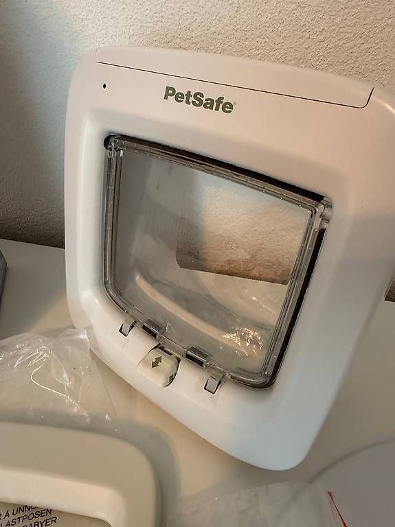 Gattaiole: PetSafe Mikrochip Katzenklappe mit Einbauadapter – Usato da Uhwiesen venduto da Zenzin 1
