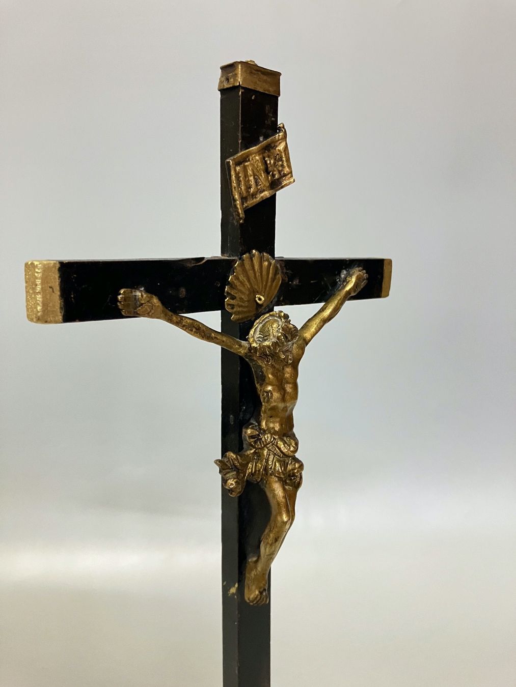 Statuette: Antikes Standkreuz Kruzifix. – Usato da Horw venduto da luzernicus 1