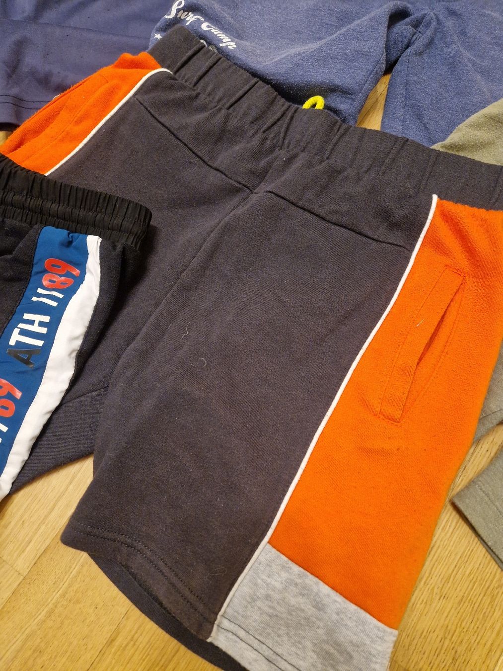 Lotti & Set di vestiti: lot de short bien utilisé taille 146 152 – Usato da Penthaz venduto da Sosotroc 3