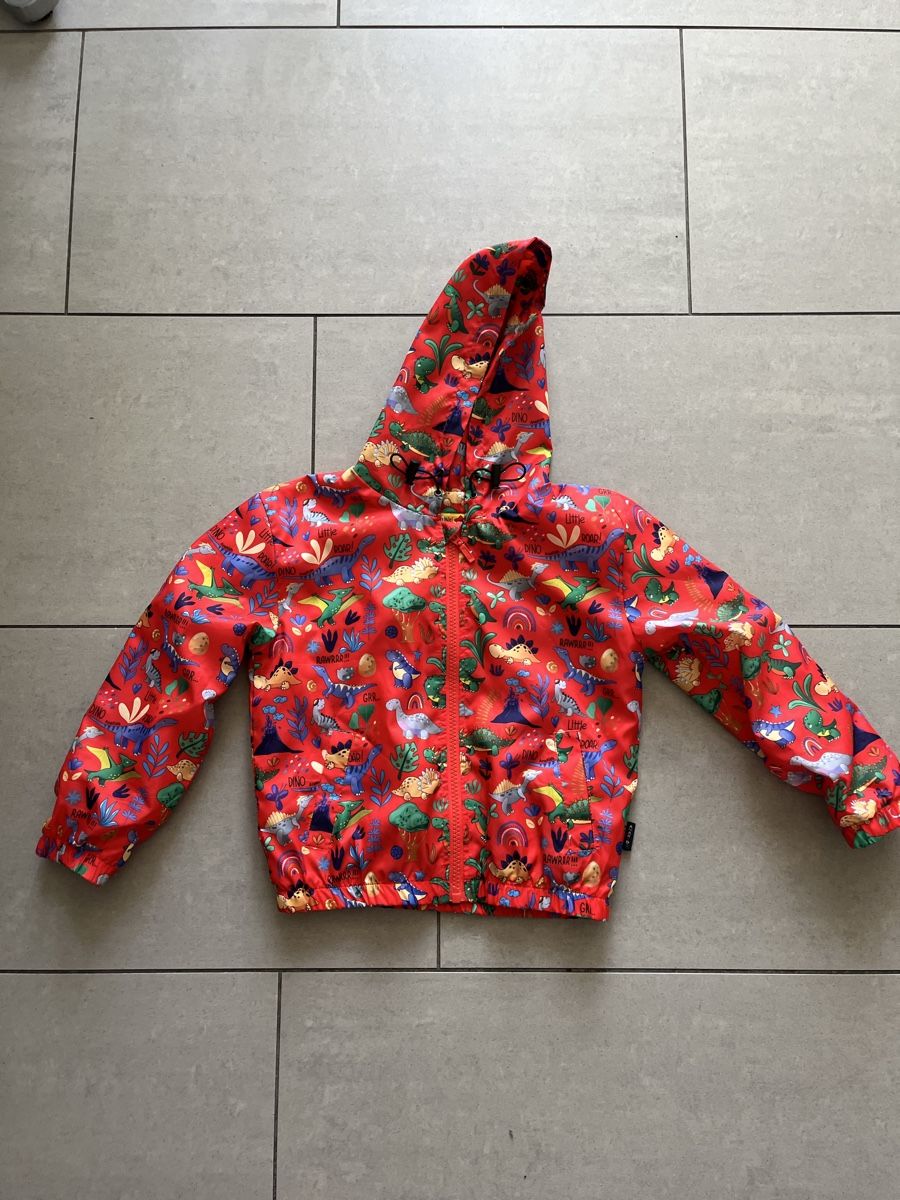 Giacche & Cappotti: Rote Windjacke mit Dinosaurier, Gr. 92/98 – Usato da Zürich venduto da jmg_8005