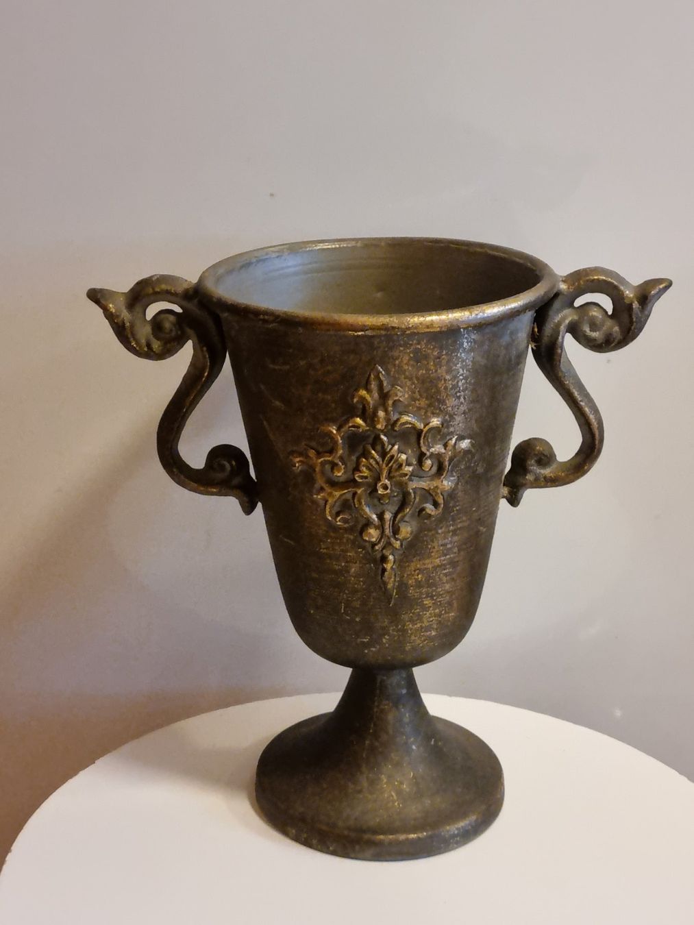 Vasi per fiori: Antiker Messing Pokal mit Henkeln – Usato da Scharnachtal venduto da devin03 2