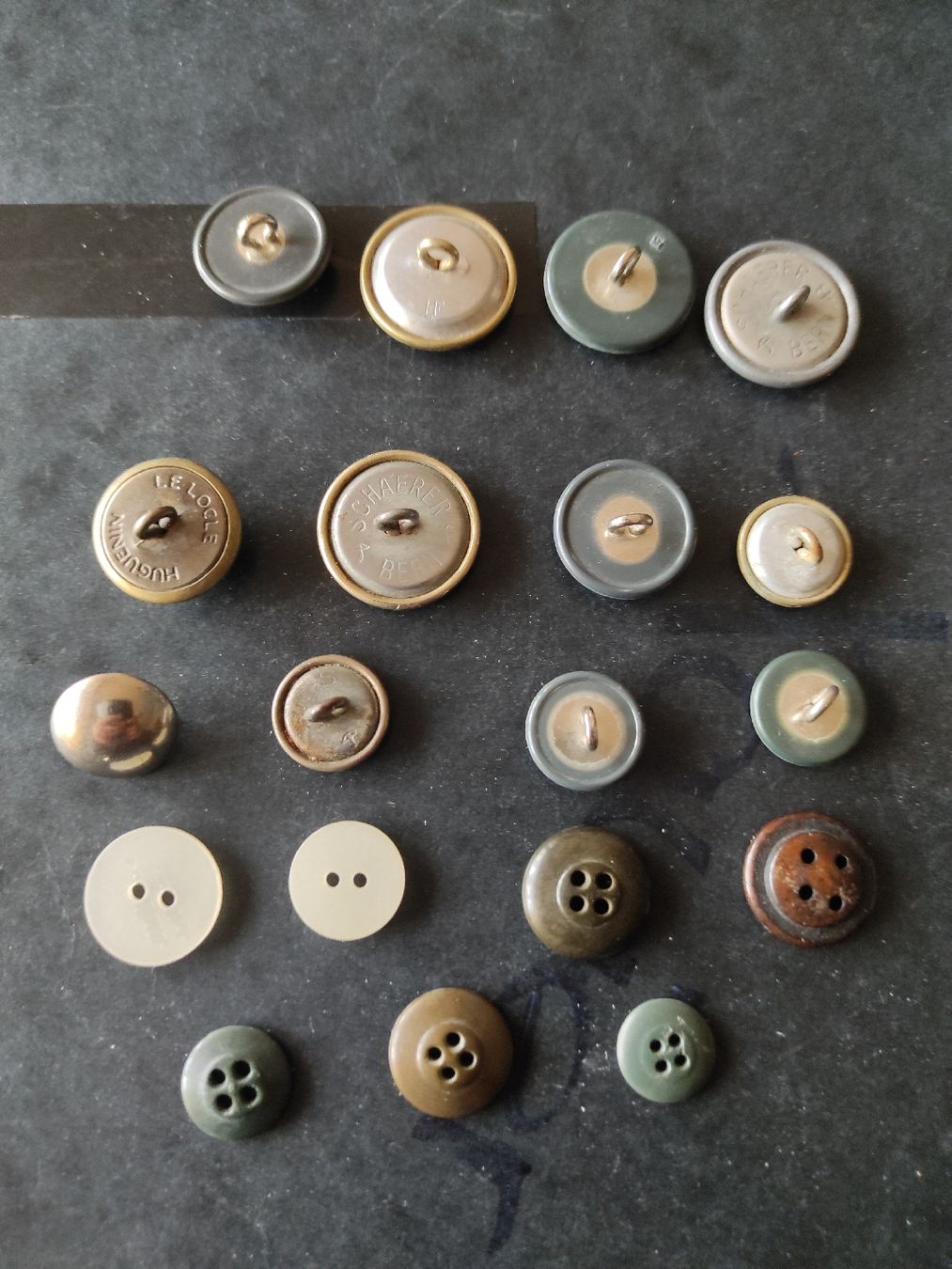 Knöpfe: 19 boutons arme suisse tout différent  – Gebraucht aus Couvet von lulul 1