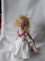 Porzellanpuppe 1989 kniend
