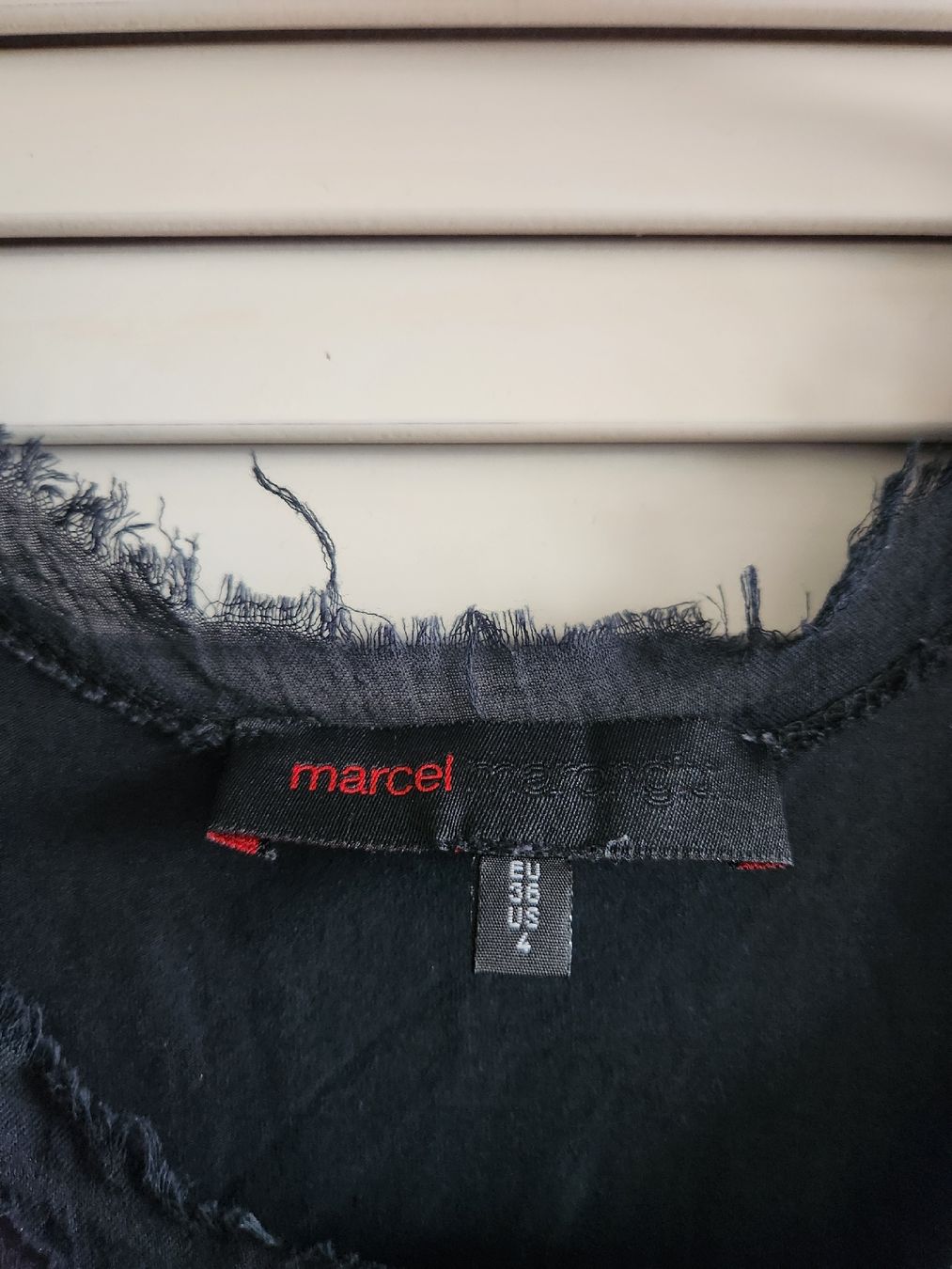 T-Shirts: Marcel Marongiu débardeur en coton noir. – Gebraucht aus Lausanne von man_rw9q 1
