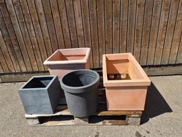 Verschiedene Kunststoff-Pflanzentöpfe – Set