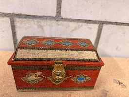 Kleine Schmuckdose aus Blech in Rot mit Ornamenten