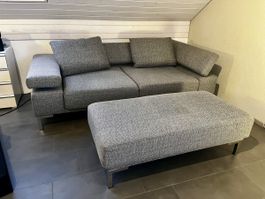 Sofa mit Hocker grau Stoffbezug Metallfüsse guter Zustand