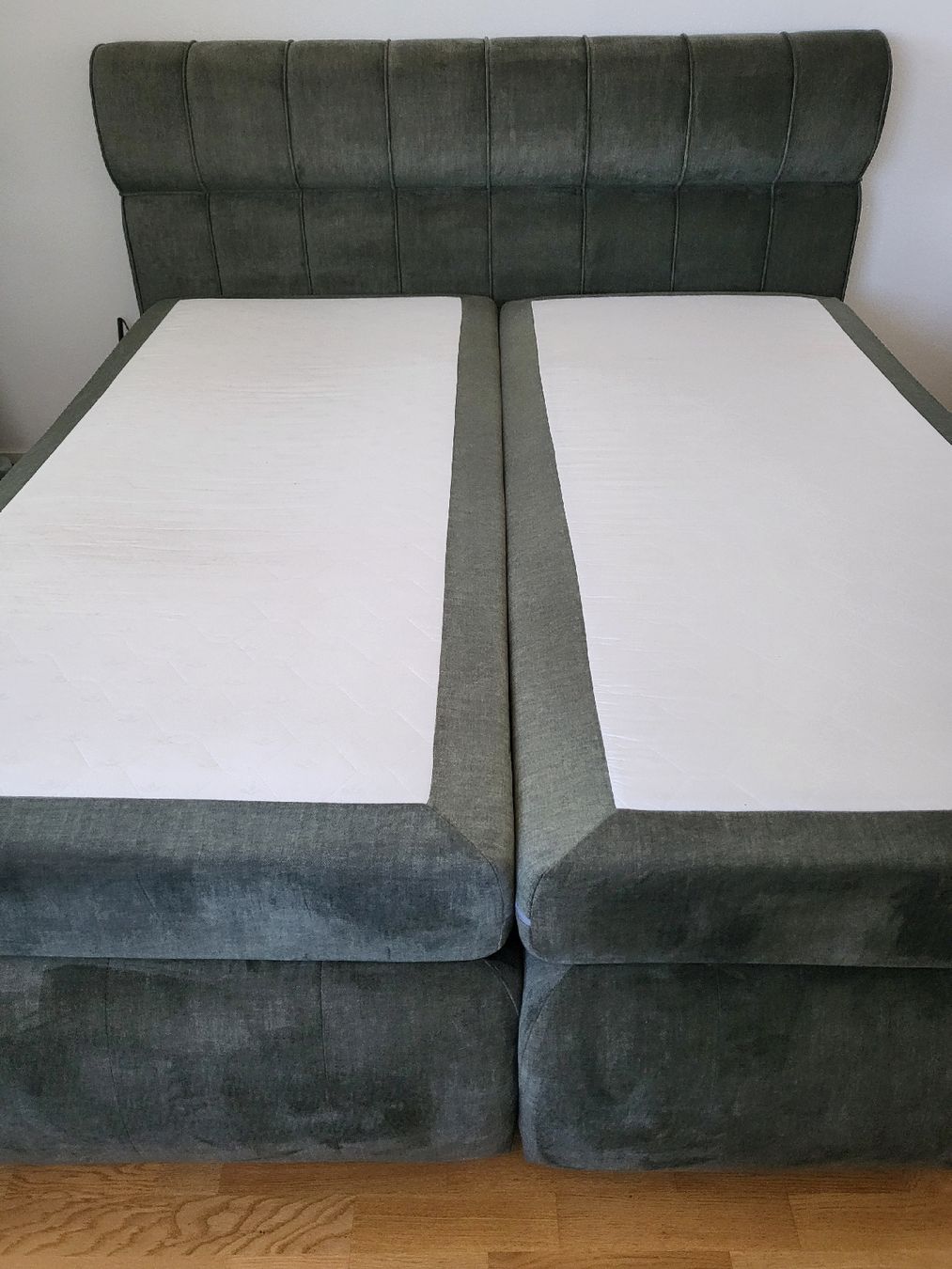 Letti: Boxspringbett Dunkelgrün mit Bettkasten – Usato da Niederwangen BE venduto da ros_jv59