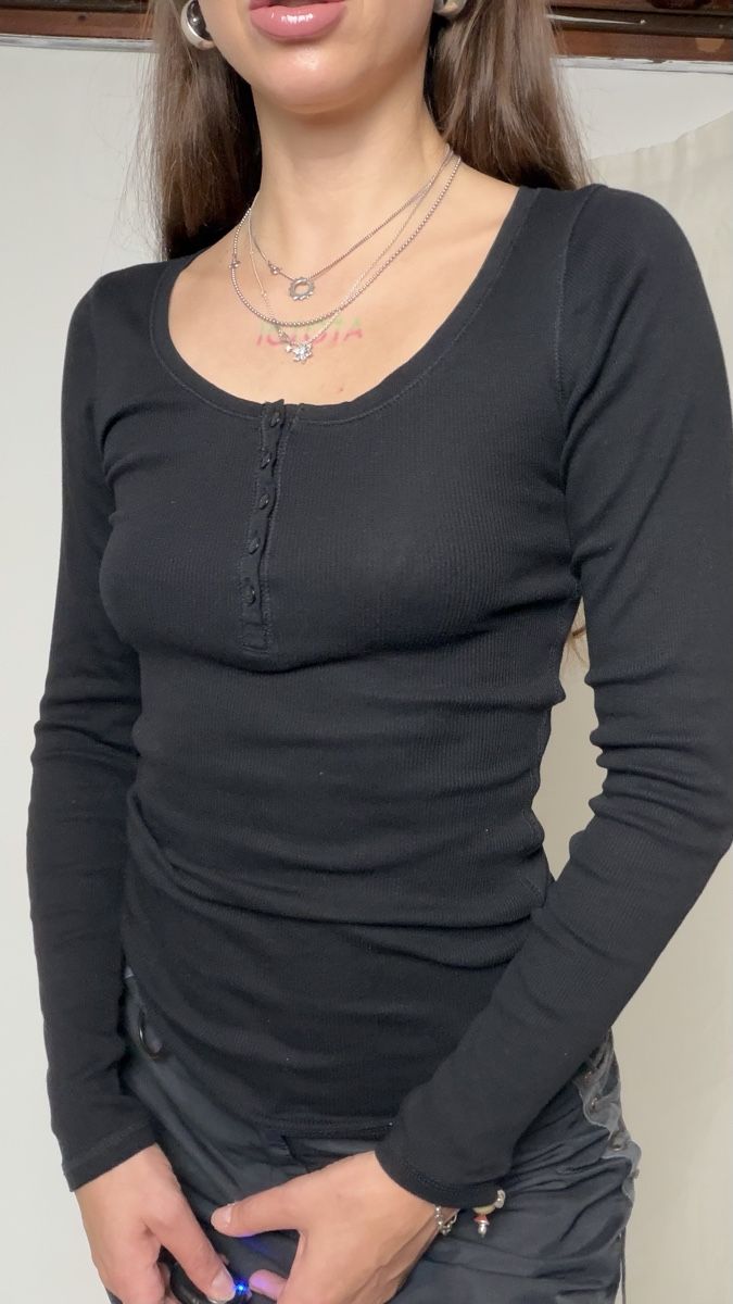 Top: Langarmshirt schwarz mit Knopfleiste – Usato da Knonau venduto da Grapesvintage 5