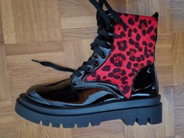 Bottines à lacets noir rouge motif léopard état neuf