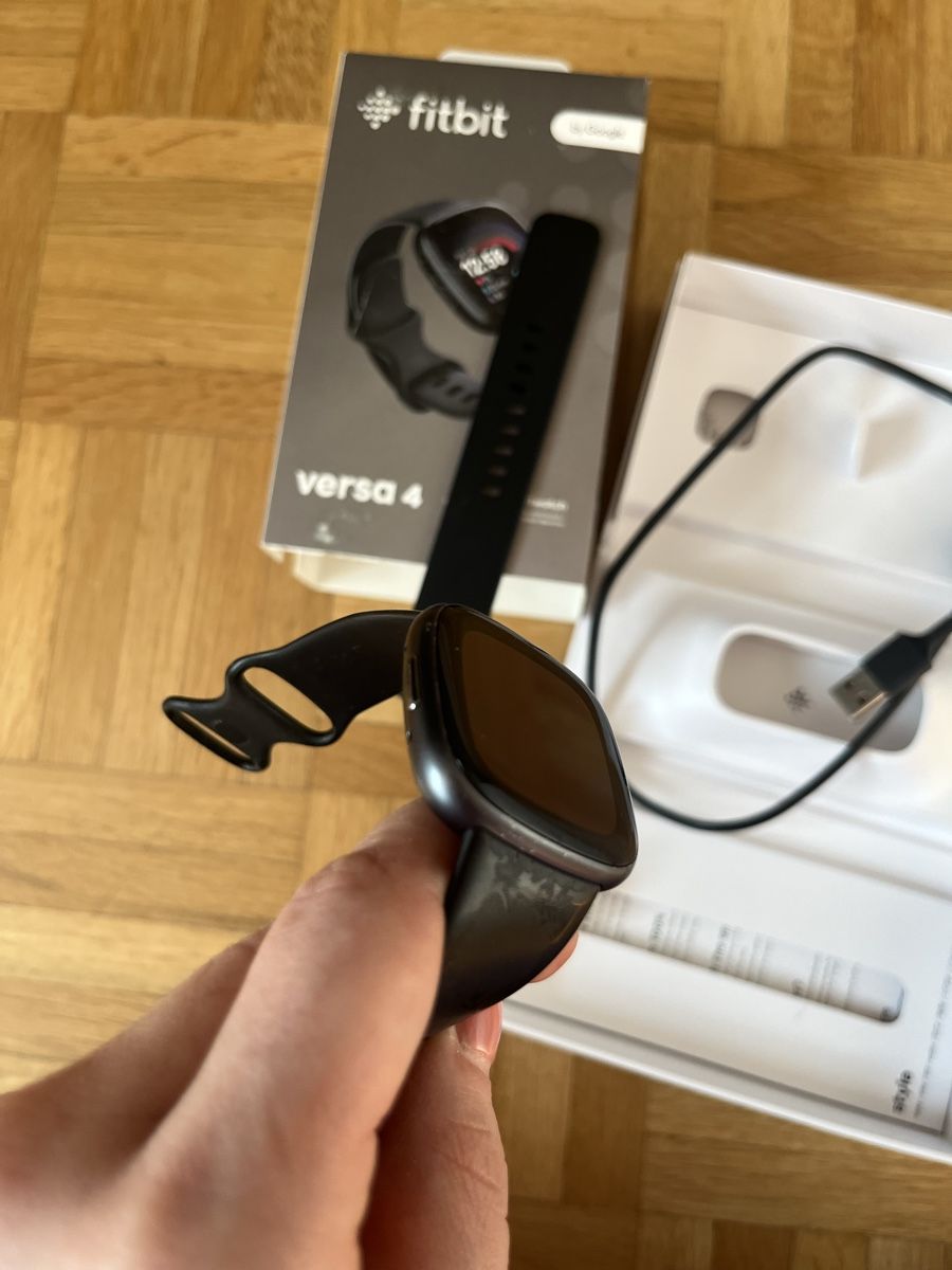 Fitbit Smartwatch: Fitbit Versa 4 – Gebraucht aus Montsevelier von Duna2210 1