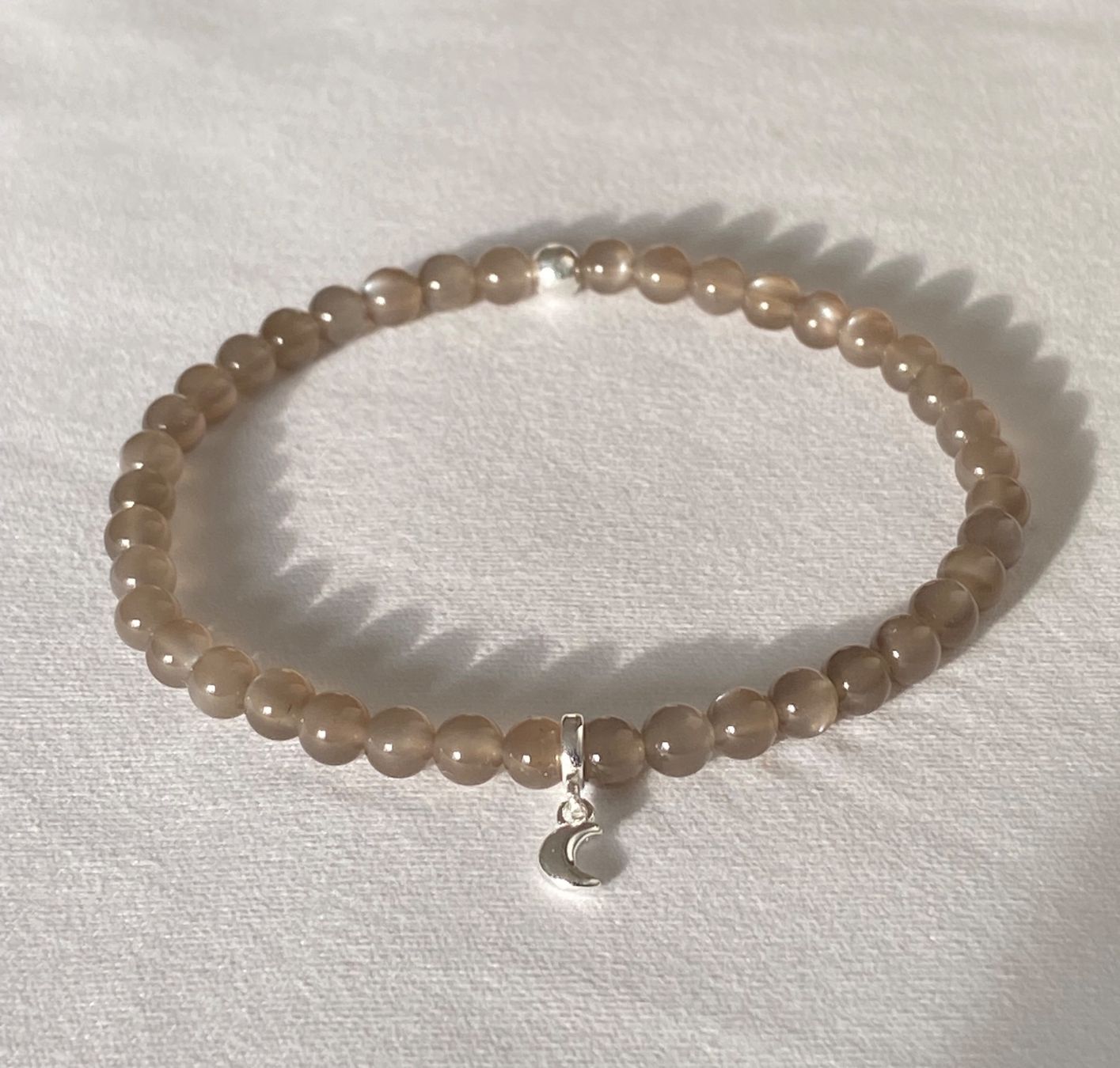 Armbänder & -reifen: Edelstein Armband Mondstein mit Silber auf Mass – Neu und originalverpackt aus Zuzwil SG von Lemliskat