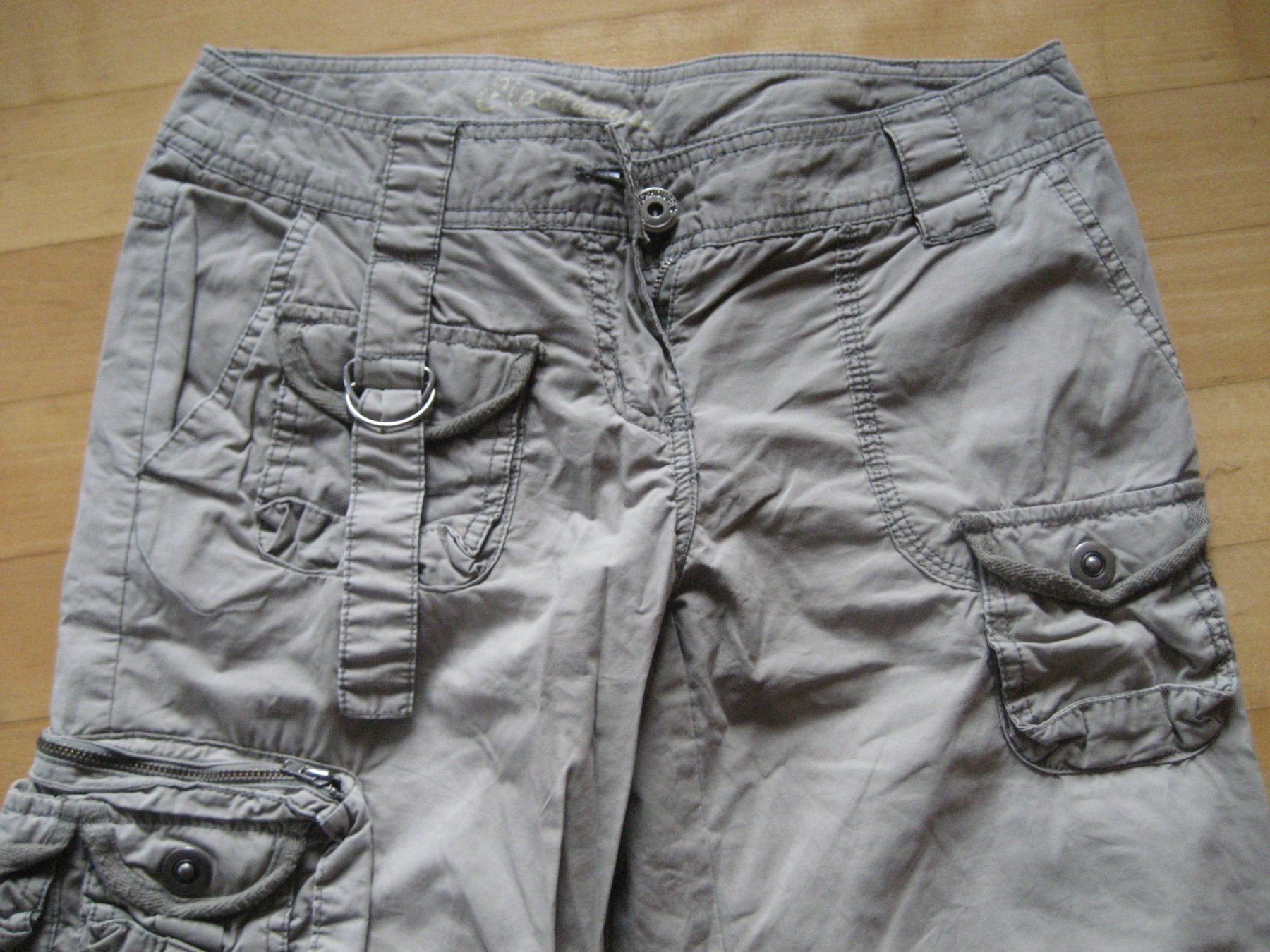Pantaloni: Bermudas, col. beige – Usato da Unterengstringen venduto da Olifant4 1