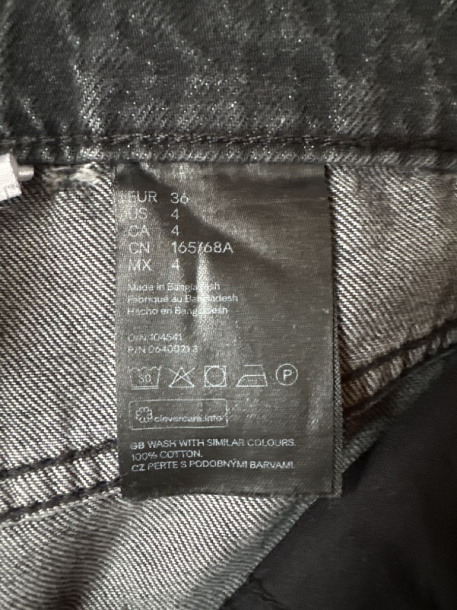 H&M Jeans: Schwarze Mom Jeans mit Löchern Grösse 36 – Usato da Buchs AG venduto da tifena 2