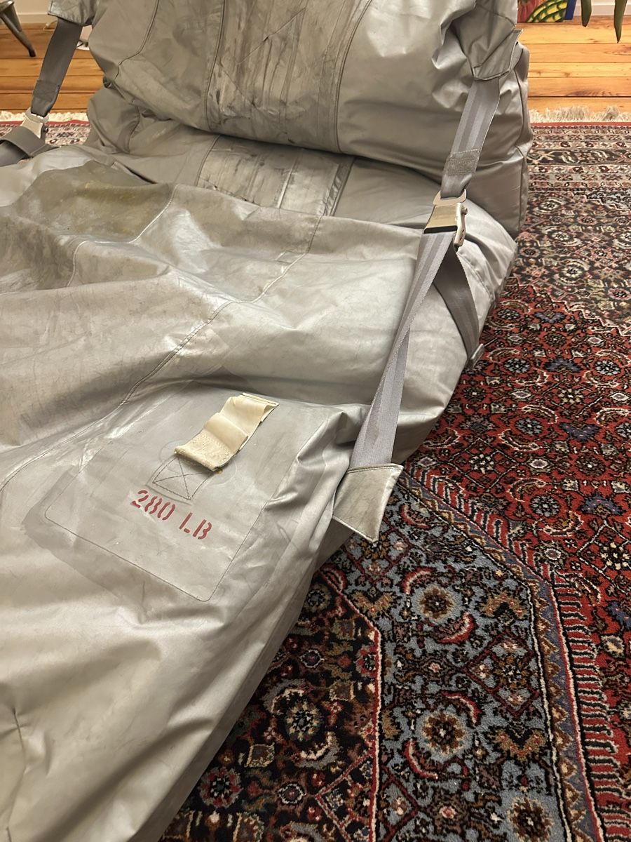 Poltrone: Einzigartiger Sitzsack aus original Flugzeugrutsche – Usato da Stein am Rhein venduto da StreetsOfSamana 3