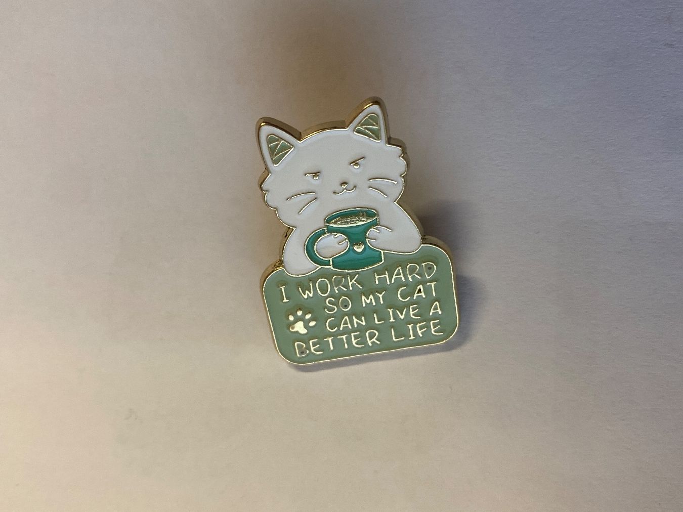 Placchette & Badge: Pin's chat "vie meilleure" - Accessoire mignon & fun! – Usato da Le Brassus venduto da cinema13